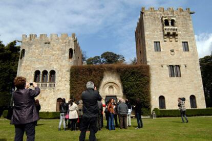 La llegada hoy de los primeros visitantes al pazo de Meirás, residencia de verano del general Franco, ha despertado una gran expectación a las puertas del recinto, y las entradas para realizar el recorrido por sus dependencias están ya agotadas hasta el próximo mes de julio.