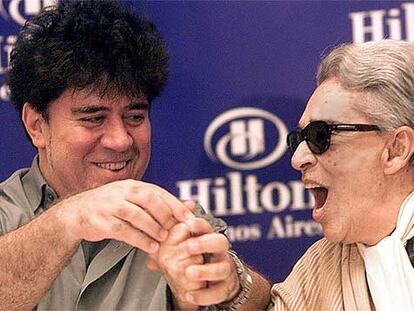 Pedro Almodóvar y Chavela Vargas, en una fotografía realizada en Buenos Aires en 2001.