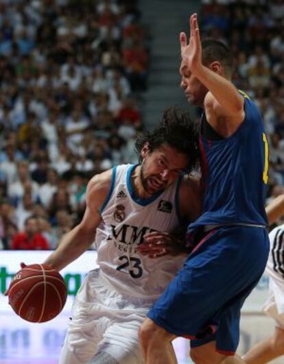 Llull entra a canasta ante Jasikevicius.