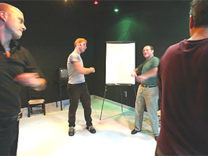 Un grupo de alumnos de la Marsillach Acting Academy de Madrid durante una clase.