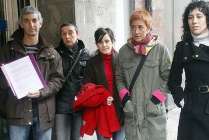 Mikel Noval, de ELA junto a representantes de LAB, STEE-EILAS, EHNE e HIRU tras registrar la convocatoria de huelga en Bilbao.