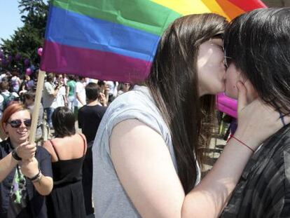Dos mujeres se besan durante el día del Orgullo Gay en Zagreb, Croacia.