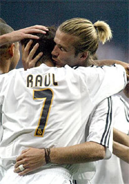 Beckham besa a Raúl durante la celebración de uno de sus goles, ayer en el Bernabéu.