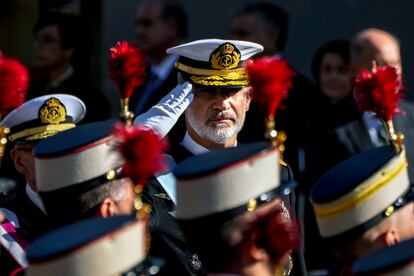 El rey Felipe VI pasa revista a la Guardia Real, a su llegada al desfile de la Fiesta Nacional del 12 de octubre.