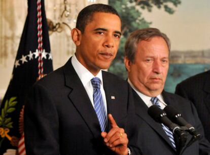 Barack Obama, durante su intervención en la Casa Blanca. A la derecha, su asesor Lawrence Summers.