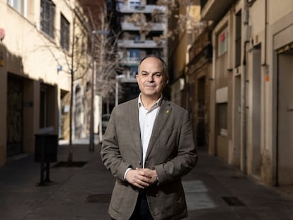 El secretario general de Junts, Jordi Turull, fotografiado frente a la sede de Junts en Barcelona.