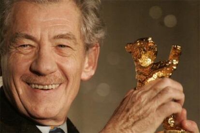 Ian McKellen posa con el Oso de Oro que ha logrado en el Festival de Berlín