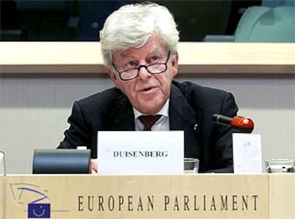 Win Duisenberg, ayer, durante su intervención en el Parlamento Europeo.