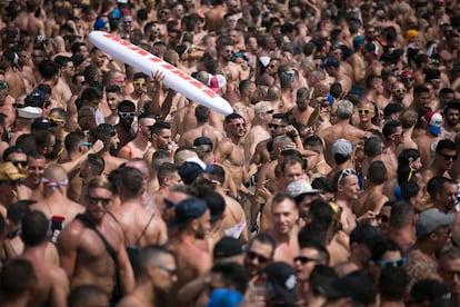 Asistentes del Circuit en una piscina de Isla Fantasía.