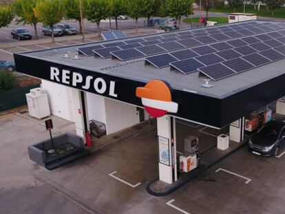 Una estación de servicio de Repsol equipada con paneles solares.