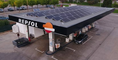 Una estación de servicio de Repsol equipada con paneles solares.