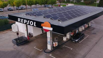 Una estación de servicio de Repsol equipada con paneles solares.