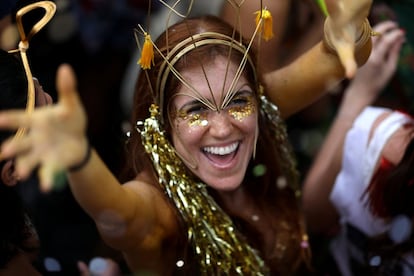 O bloco 'Céu na Terra', criado no bairro de Santa Teresa, saiu às ruas do Rio de Janeiro para esquentar o pré-Carnaval neste sábado, 3 de fevereiro