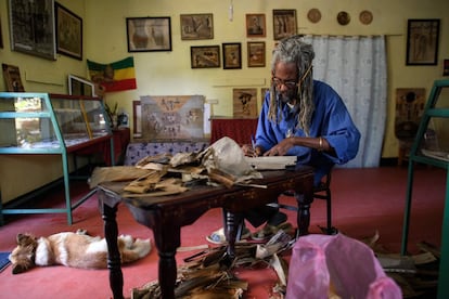 Haile Selassie fue tan alabado como lo sería Jesús de Nazaret. Es más, los rastafaris consideran que Selassie es la tercera reencarnación de Jah, después de Melquisedec y Jesús. En la imagen, Bandi Payne, rastafari y artista, se mudó a Sashamane en 1994 donde trabaja en sus obras de arte.