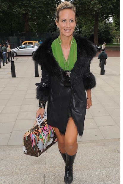 La aristócrata Lady Victoria Hervey asisitió con un look muy otoñal -abrigo de ante con detalles de pelo y botas- al desfile de Vivienne Westwood.