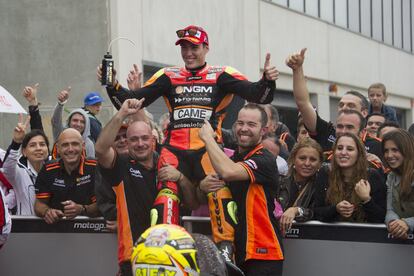 Aleix Espargaró celebra junto al equipo de NGM Mobile Forward Racing su primer podio en Moto GP, tras el GP de Aragón, en 2014.