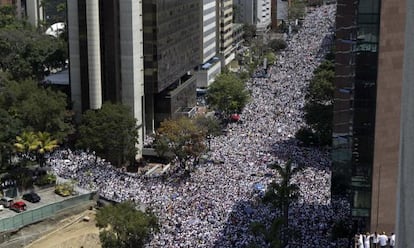 Apoiadores do opositor Leopoldo Lopez em marcha desta ter&ccedil;a.