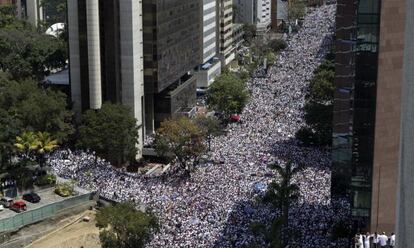 Apoiadores do opositor Leopoldo Lopez em marcha desta terça.