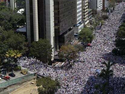 Apoiadores do opositor Leopoldo Lopez em marcha desta ter&ccedil;a.