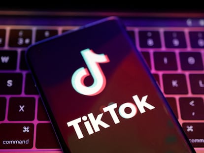 El logotipo de TikTok en la pantalla de un celular.