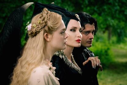 Elle Fanning, Angelina Jolie y Sam Riley, en la película.