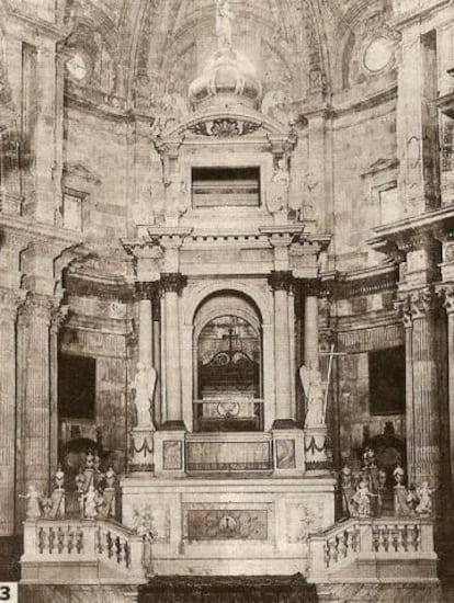 Monumento del Jueves Santo montado en la catedral hacia mitad del siglo XX. Las esculturas de la Roldana están a lo largo de la balaustrada de abajo y alrededor de la cúpula, arriba.