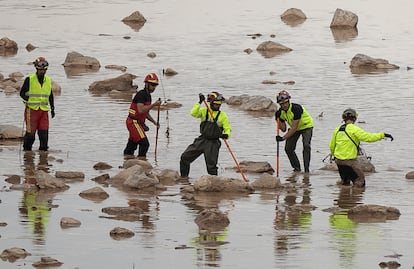 Miembros de la Unidad Militar de Emergencias (UME), junto a miembros del Ejército de Tierra, rastrean a pie la Rambla del Poyo en entre las localidades de Massanassa  y Catarroja, en busca de desaparecidos, el 8 noviembre de 2024.