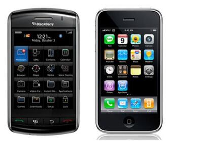 Los tres contendientes de la batalla de los teléfonos: Blackberry (izda.) y iPhone (dcha.)