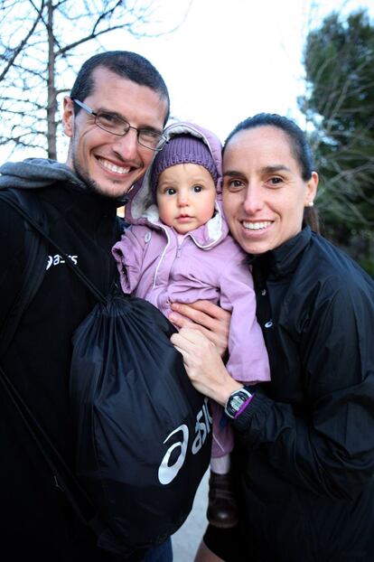 Al evento se acercó el atleta profesional Pablo Villalobos, el extremeño es uno de los grandes en el mundo de las maratones. El pasado año se alzó como quinto de Europa en Barcelona y en 2011, por segundo año consecutivo, Pablo acaba de coronarse como Campeón de España de Maratón. En la imagen, con su pareja, Amaya Sanfabio y la hija de ambos.