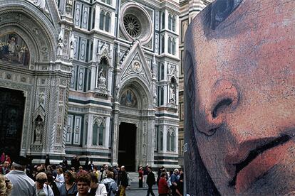 Entrada a la catedral de Florencia, Santa Maria del Fiore, que fue construida a partir de 1296 y cuenta con una gran cúpula de 42 metros de diámetro y 91 metros de altura diseñada por Filippo Brunelleschi en el siglo XV.