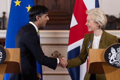 El primer ministro británico, Rishi Sunak, y la presidenta de la Comisión Europea, Ursula von der Leyen, ofrecen una rueda de prensa, este lunes en Windsor.