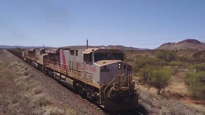 Imagen del primer tren autónomo de carga pesada tomada en Australia.