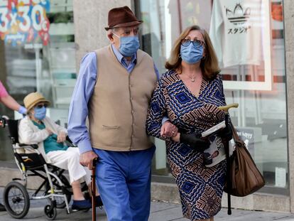 Varias personass pasean con mascarilla en Madrid el este viernes.