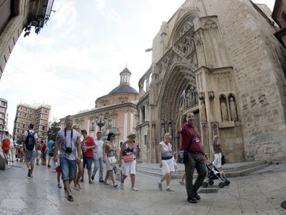 Un grupo de turistas rusos junto a la catedral de Valencia.
