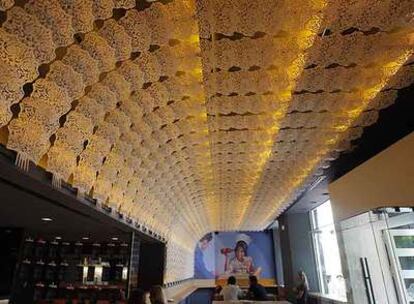 Interior del nuevo bar de tapas madrileñas Estado Puro, en la plaza de Neptuno.