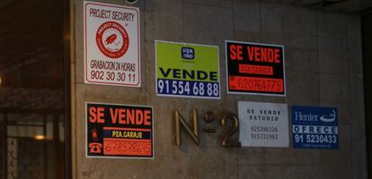 Carteles de pisos en venta.