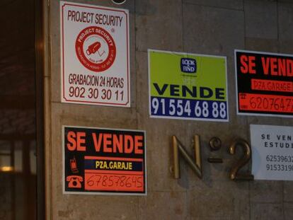 Carteles de pisos en venta.