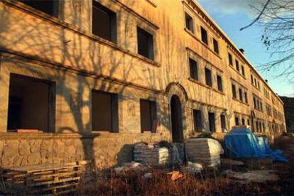 Edificio de las Hilaturas del Segre por cuya rehabilitación se cobraron supuestas comisiones.