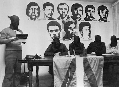 Militantes de la banda terrorista ETA, en algún lugar de Francia, hacen público un comunicado tras el atentado que acabó con la vida del almirante Luis Carrero Blanco, presidente del Gobierno, el 28 de diciembre de 1973.