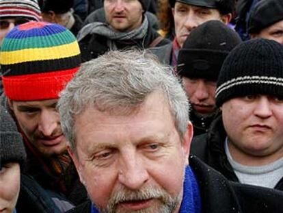 Alexandr Milinkevich, rodeado de manifestantes ayer en Minsk.