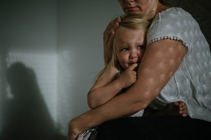 Según Julio de la Iglesia, los miedos se contagian, y entre padres e hijos, aún más. A veces no hace falta decir nada: el menor ya siente la inseguridad, la desconfianza.