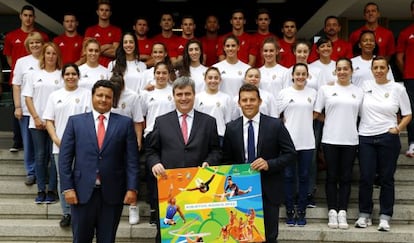 El presidente del CSD, Miguel Cardenal, en el centro, y el presidente de la federación de Gimnasia, Jesús Carballo (d), junto a las selecciones de rítmica, artística y trampolín, en Madrid.