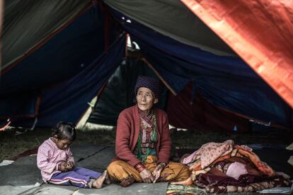 Un gran número de habitantes de Katmandú están viviendo en asentamientos organizados por el gobierno nepalí. Un bebé duerme ajeno entre las pertenencias que la familia pudo salvar del terremoto.