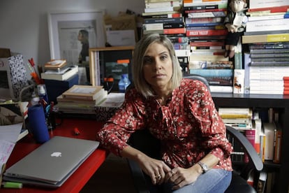 La escritora Karina Sainz Borgo posa en su casa en Madrid.