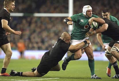 El irlandés Rory Best, placado durante el partido contra Nueva Zelanda.