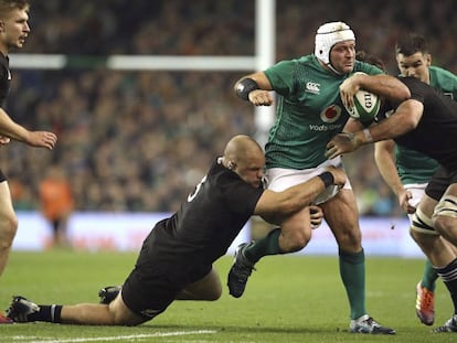 El irlandés Rory Best, placado durante el partido contra Nueva Zelanda.