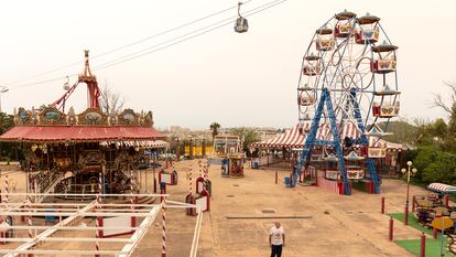 Juan Carmona reside en el parque de atracciones para vigilarlo y realiza, además, labores de mantenimiento.