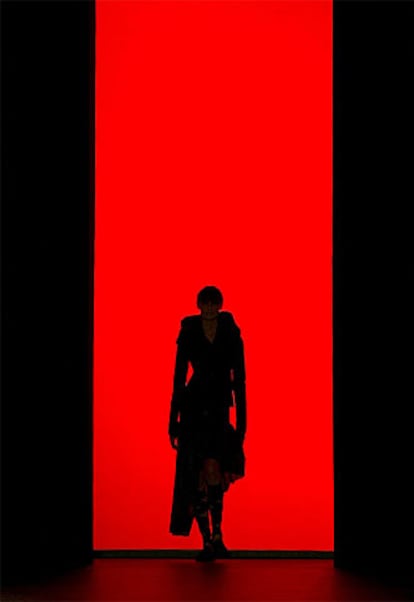 Una modelo en un desfile del diseñador Romeo Gigli en 2003.