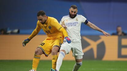 Donnarumma intenta despejar el balón ante Benzema, en la acción que supuso el inicio de la remontada del Madrid ante el PSG. Getty