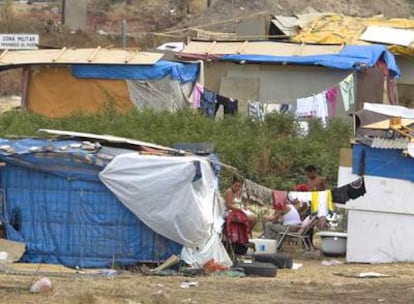 Una de las familias huidas del Polígono Sur, en su chabola en el descampado de San Juan de Aznalfarache (Sevilla).